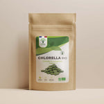 Sachet de superaliment chlorella Bioptimal présenté sur fond beige.