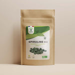Sachet de superaliment spiruline comprimés Bioptimal présenté sur fond beige.