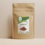 Sachet de superaliment cacao Bioptimal présenté sur fond beige. 100 % pur, non alcalinisé, idéal pour boissons chaudes, smoothies et pâtisseries, certifié agriculture biologique. 