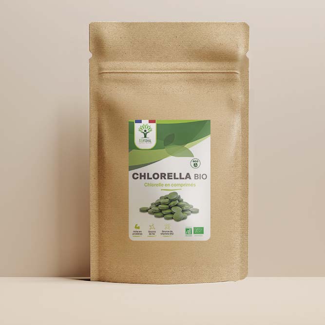 Sachet de superaliment chlorella Bioptimal présenté sur fond beige.