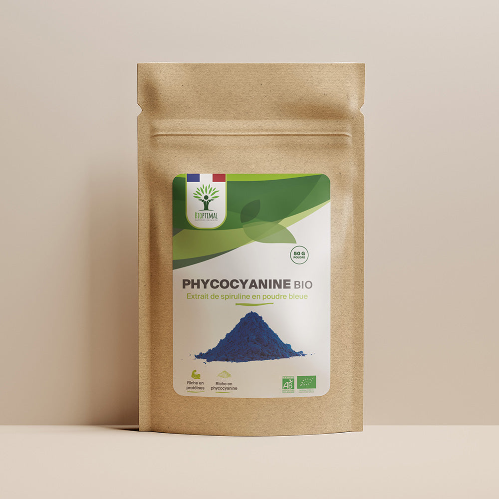 Sachet de superaliment phycocyanine/spiruline bleue Bioptimal présenté sur fond beige.