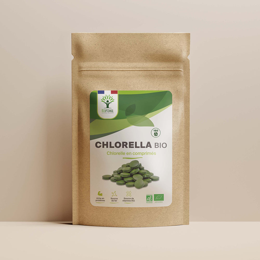 Sachet de superaliment chlorella Bioptimal présenté sur fond beige.
