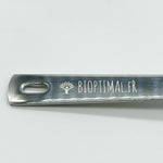 manche de la cuillère en inox. Gros plan sur la gravure bioptimal