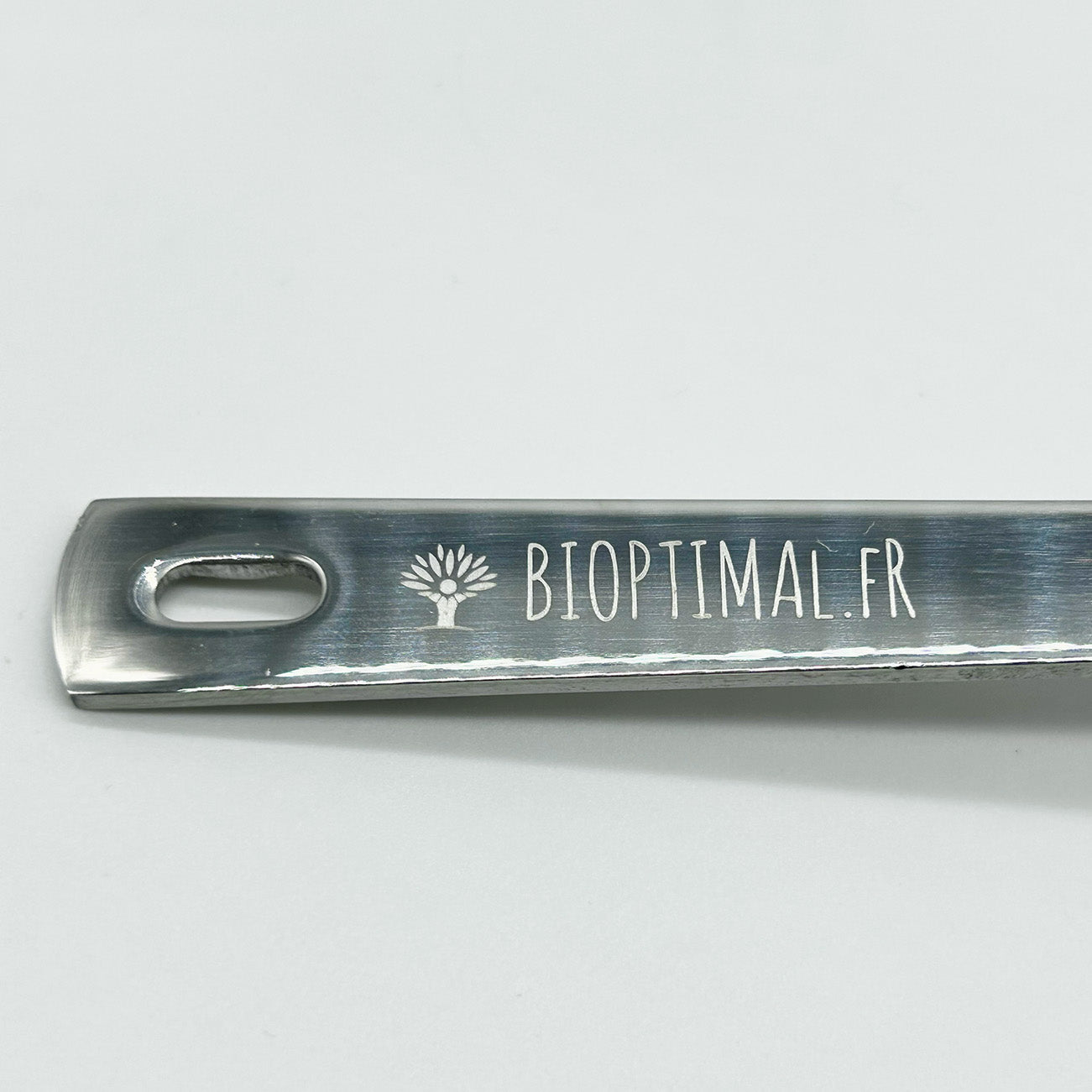 manche de la cuillère en inox. Gros plan sur la gravure bioptimal