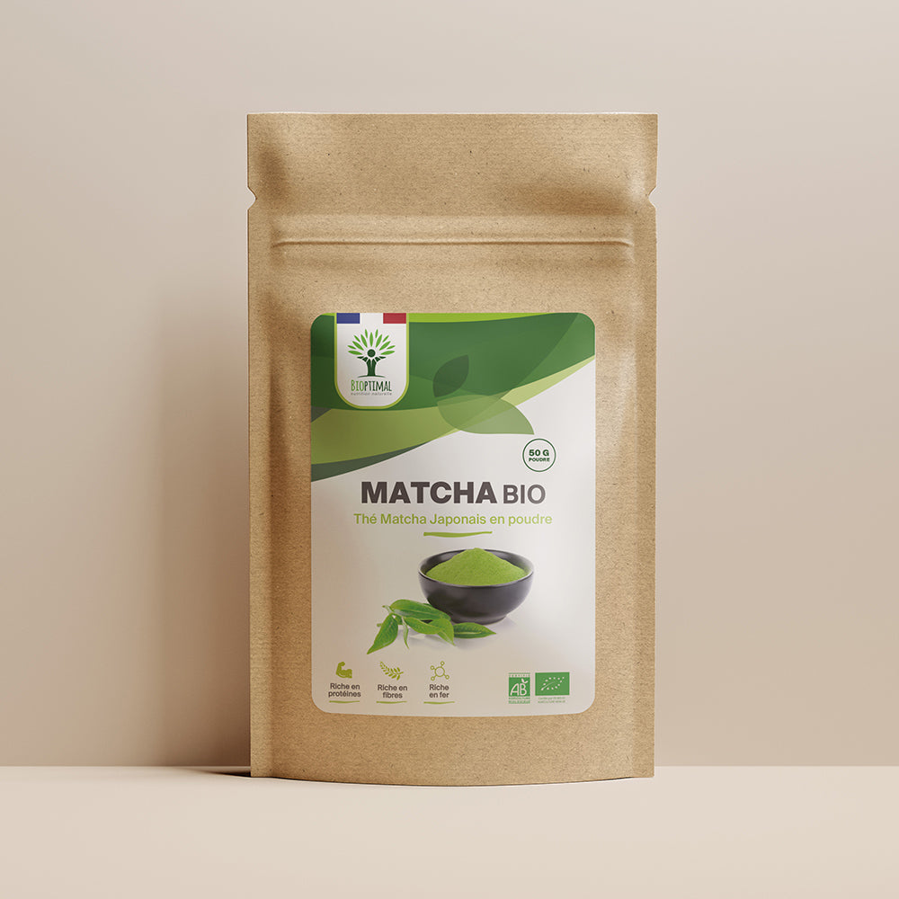 Sachet de superaliment matcha Bioptimal présenté sur fond beige.