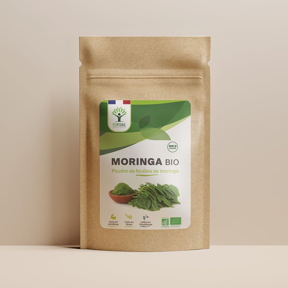 Sachet de superaliment moringa Bioptimal présenté sur fond beige.