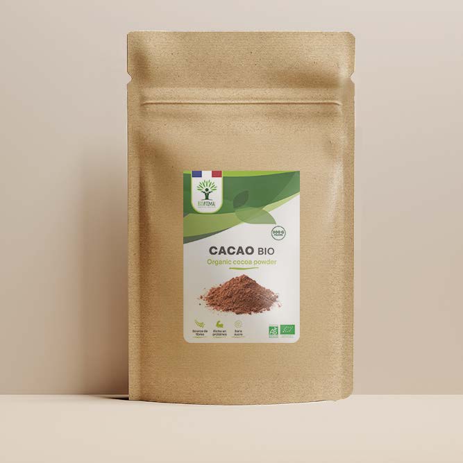 Visuel du sachet de cacao bio en poudre Bioptimal 100 % pur, non alcalinisé, idéal pour boissons chaudes, smoothies et pâtisseries, certifié agriculture biologique.