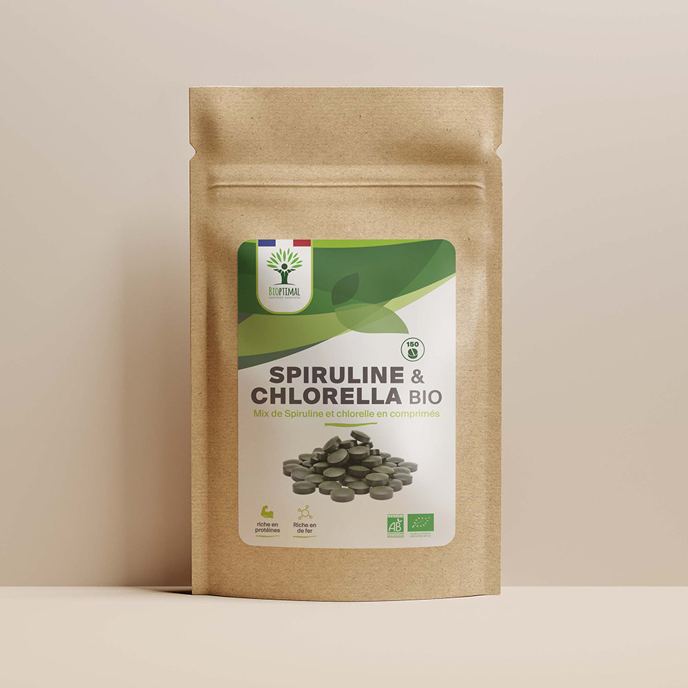 Sachet de superaliment mix spiruline et chlorella Bioptimal présenté sur fond beige.