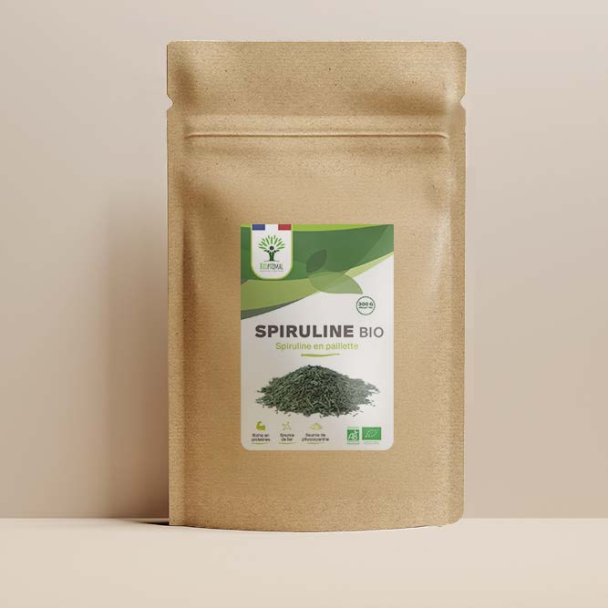 Sachet de superaliment spiruline paillettes Bioptimal présenté sur fond beige.