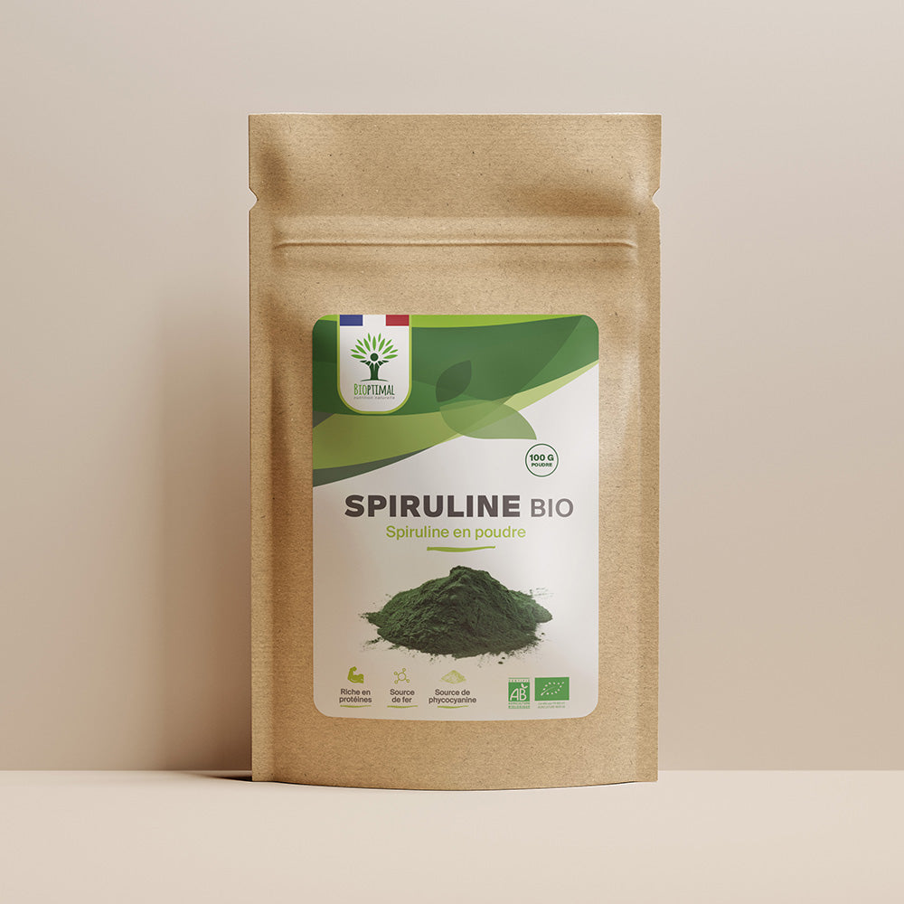 Sachet de superaliment spiruline poudre Bioptimal présenté sur fond beige.