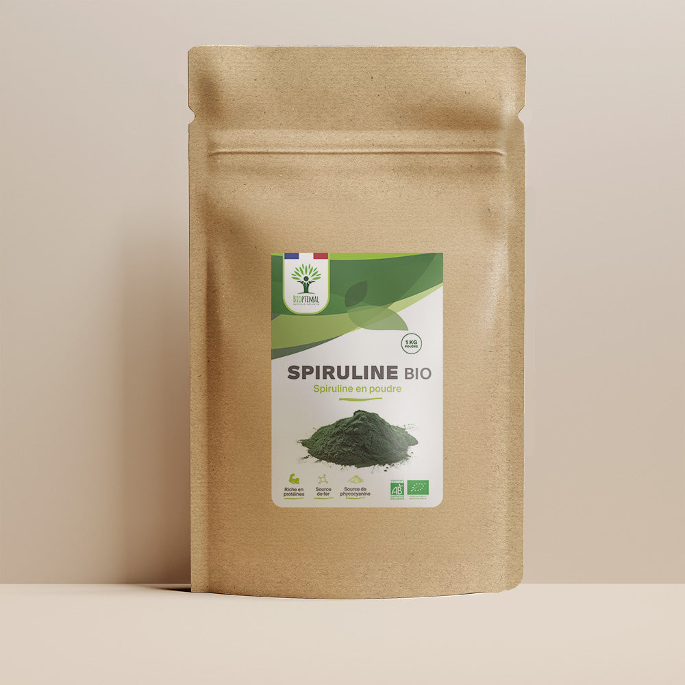 Sachet de superaliment spiruline poudre Bioptimal présenté sur fond beige